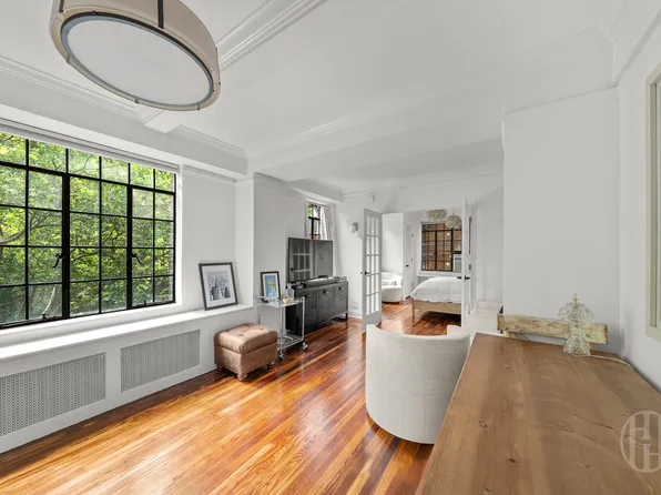 320 East 42nd Street image 1 of 12