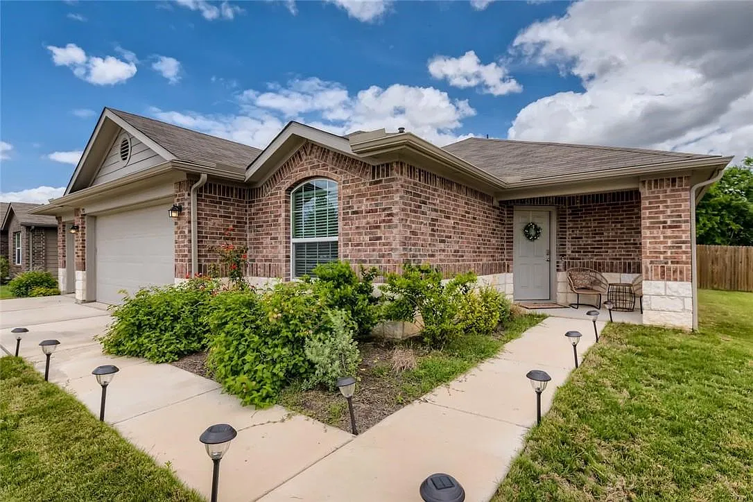 4 bed, 2.0 bath, 1987 sqft, $2,300 — Photo 3