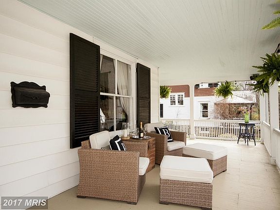 Beautiful porch for relaxing...