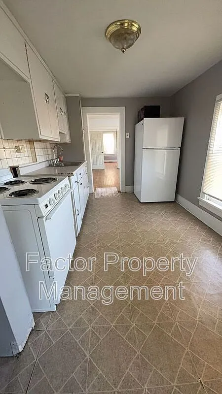 3 bed, 1.0 bath, 1068 sqft, $1,095 — Photo 2