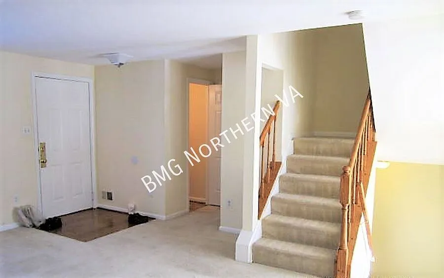 Beautiful 3 BR / 2.5 Bath Townhome in Active Amberleigh Community — Photo 2