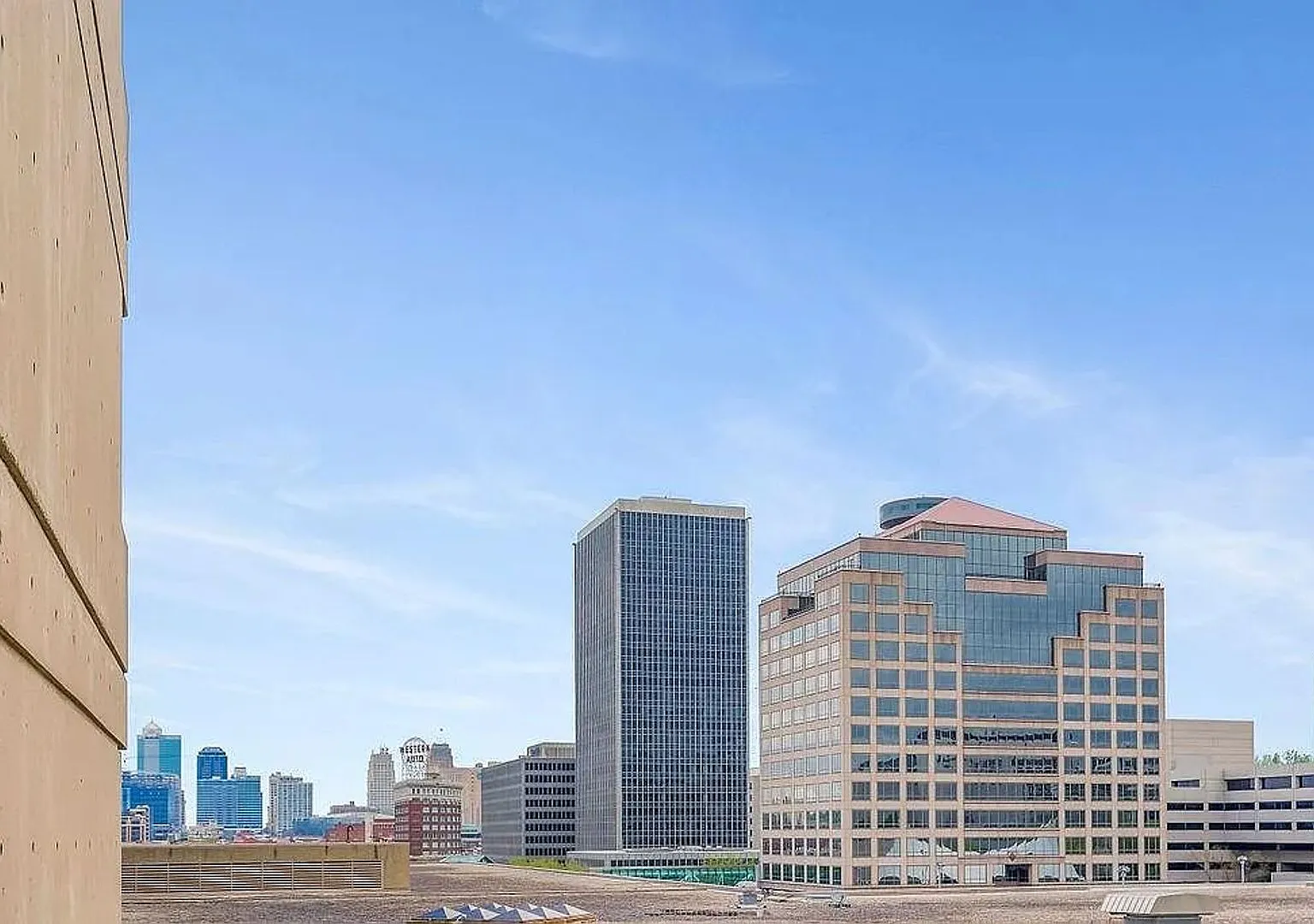 Cozy 1-Bedroom Condo in Crown Center | Compact Living Near Union Station — Photo 1