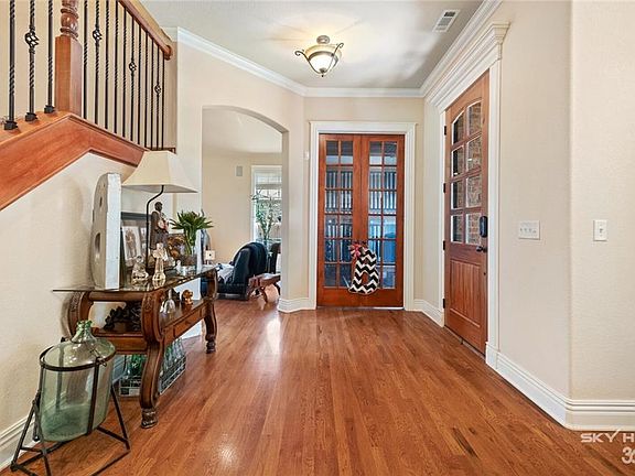 5th image of 1104 SW Westbury Pl