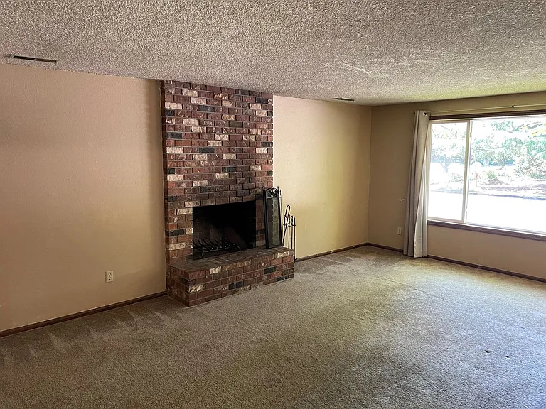 3605 NW Tyler Pl — Photo 2