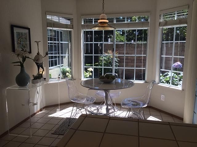 kitchen eating area