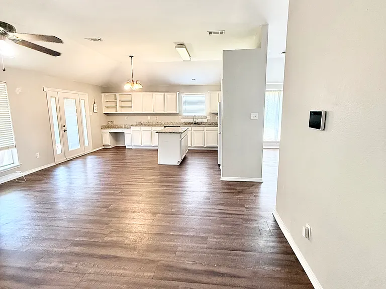 3902 Hudson Dr — Photo 9