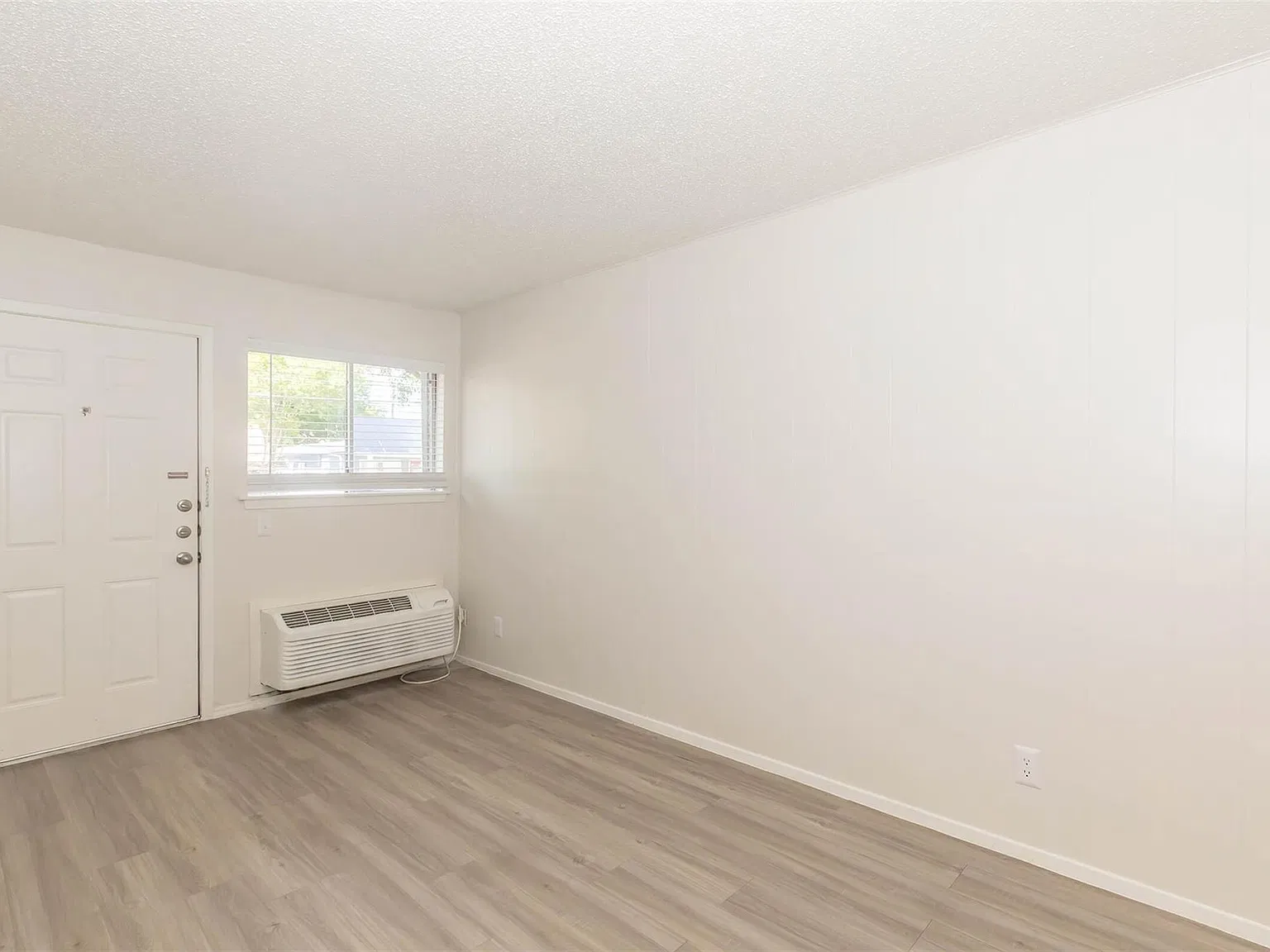 1 bed, 1.0 bath, 400 sqft, $829 — Photo 3