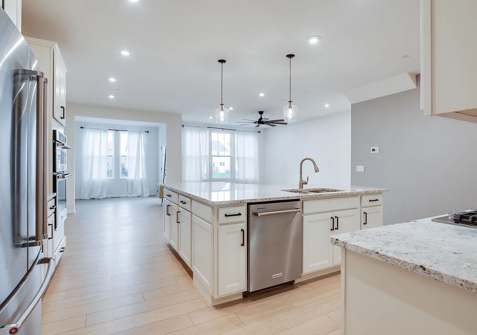 3 bed, 2.5 bath, 2097 sqft, $4,250 — Photo 4