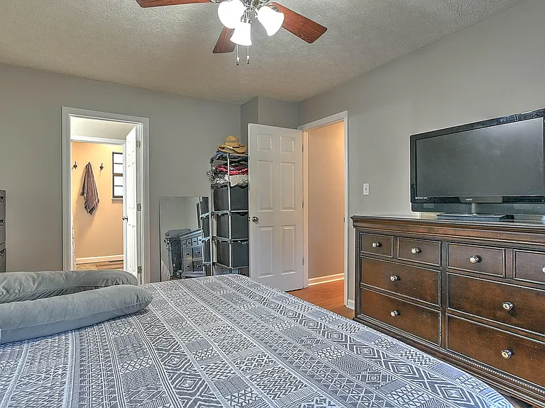 211 Hayter Dr — Photo 5