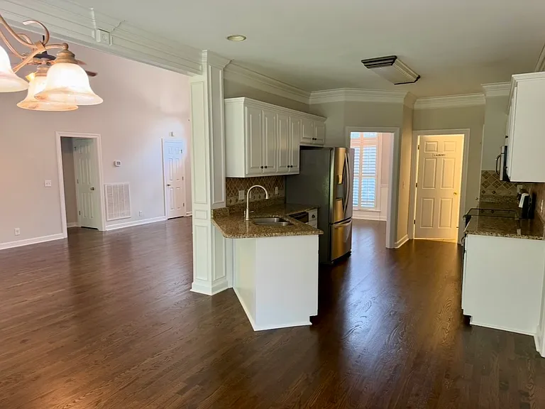 2256 Westwood Dr — Photo 5