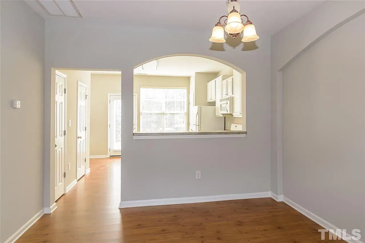 2 bed, 2.5 bath, 1386 sqft, $1,600 — Photo 3