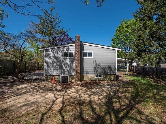 3rd image of 19 Kayron Dr