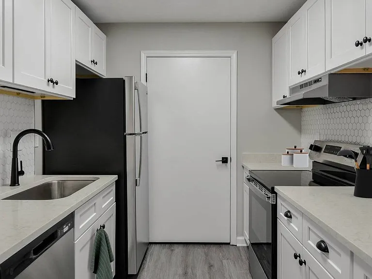 Riverset Apartments — Photo 17