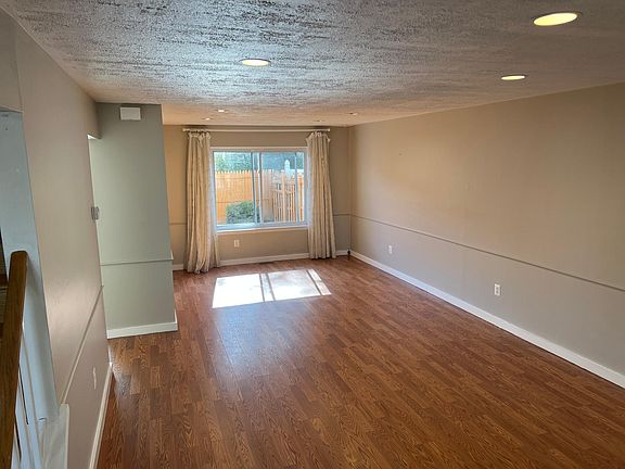 3rd image of 120 Aspen Ct