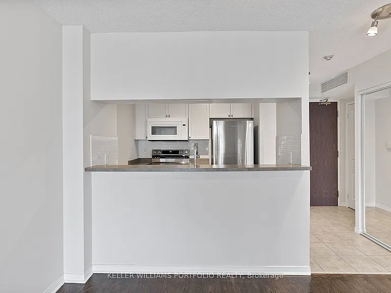 1829 Queen St E #408 — Photo 8