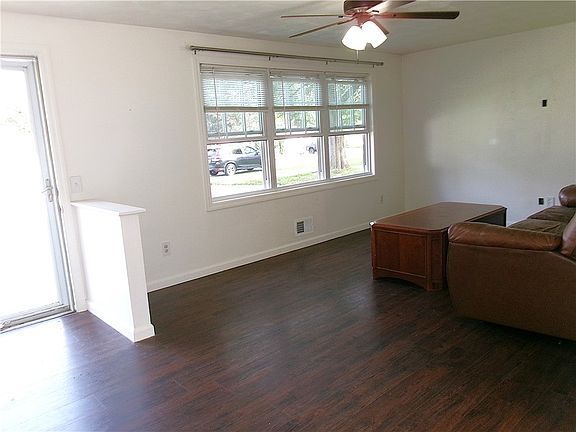 4th image of 33 Crest Ave