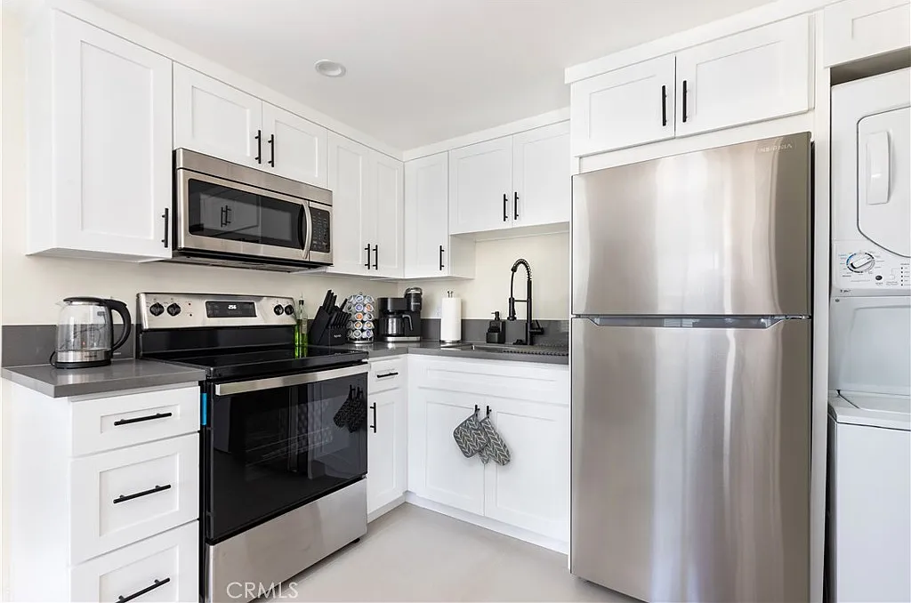 1 bed, 420 sqft, $2,300 — Photo 1