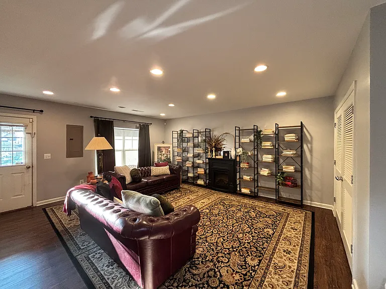 walk in level sitting area