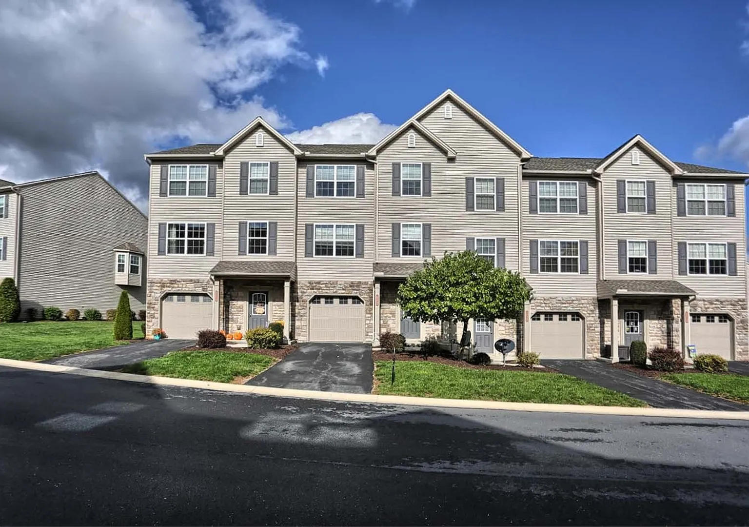 This well-maintained 3-bedroom, 2.5-bathroom home in Mechanicsburg, PA offers comfortable living ... — Photo 1
