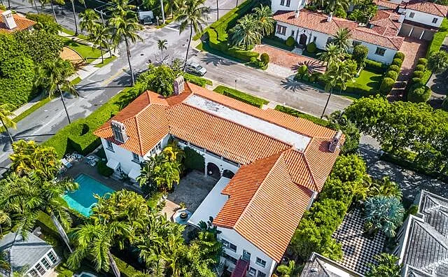 7 bed, 8.0 bath, 7008 sqft, $75,000 — Photo 3