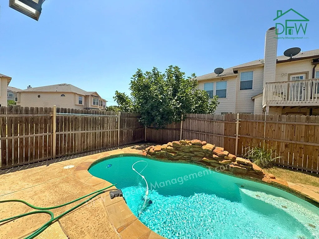 3 bed, 2.5 bath, 1599 sqft, $2,395 — Photo 3