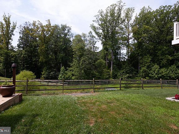 3rd image of 1655 Livingston Dr