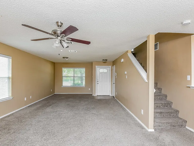 949 Canary Dr — Photo 6
