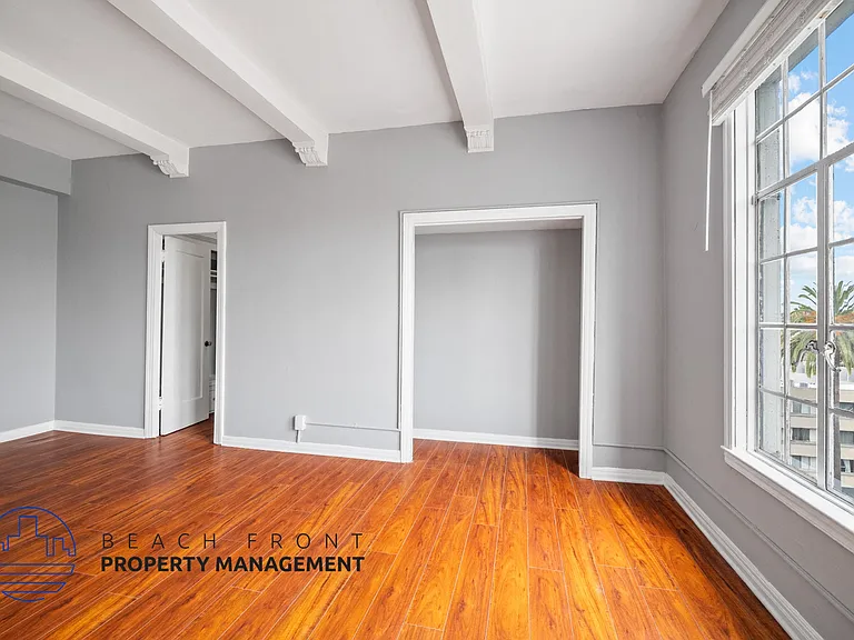 512 S. Hobart Blvd. — Photo 22