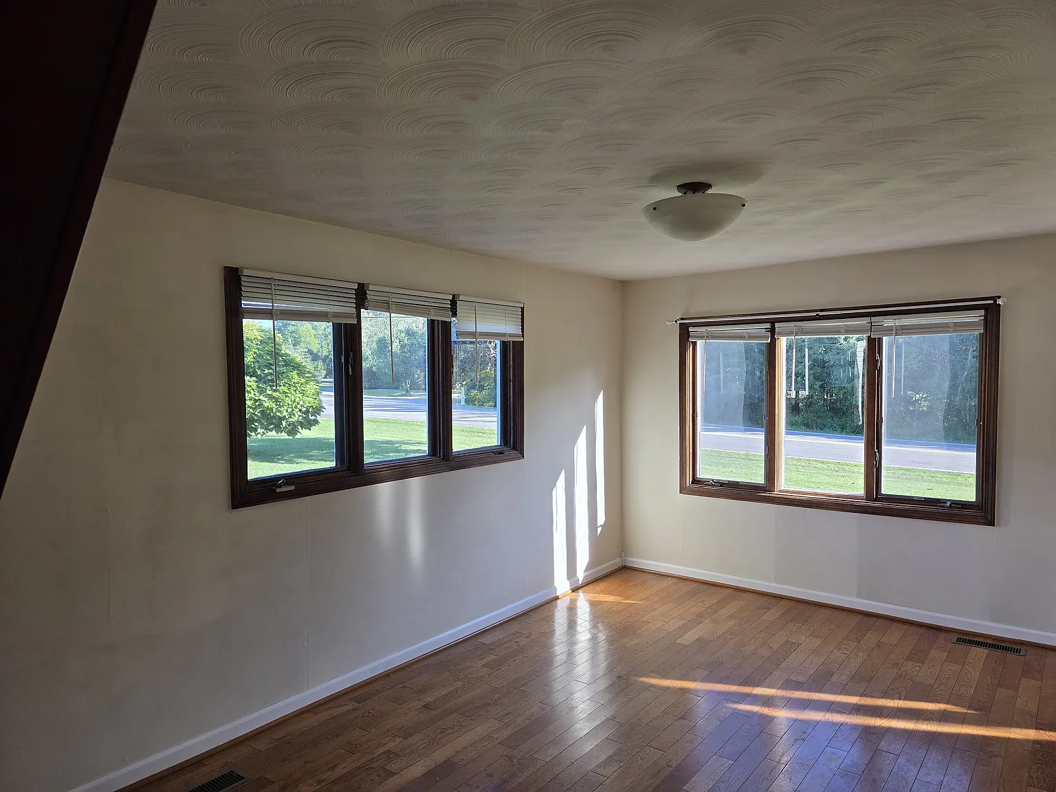 4 bed, 2100 sqft, $2,490 — Photo 4