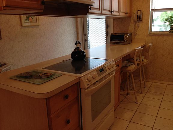5th image of 124 Oxford Ct #200