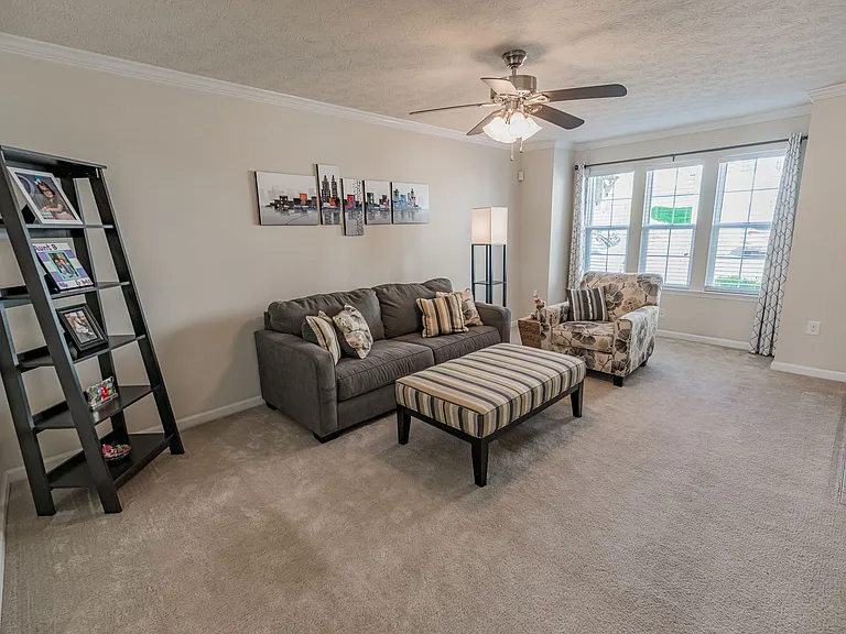 210 Summerfield Dr — Photo 2