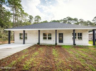 628 Oak St, Ocean Springs, MS 39564