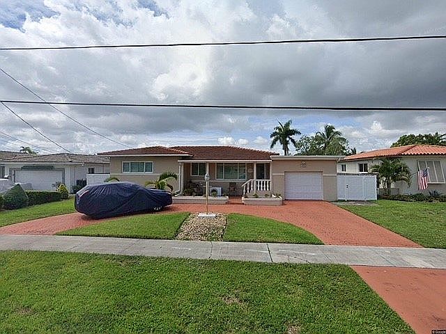 1st image of 990 Meadowlark Ave