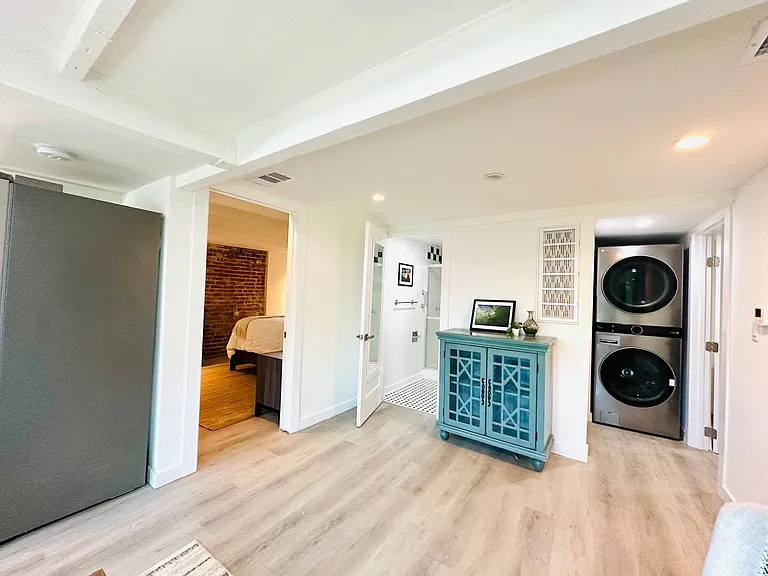 3259 Rowena Ave — Photo 5