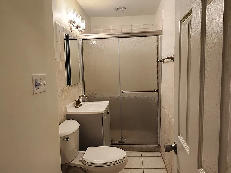 2525 W Lyndale St #1F — Photo 4