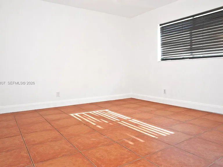 304 SE 9th Ct #6 — Photo 15