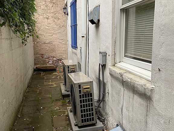 2nd image of 1642 Lombard St #C