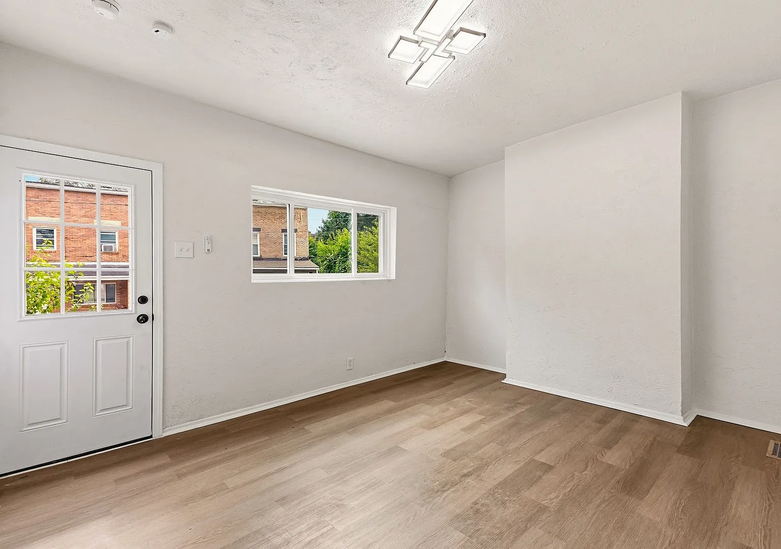 6213 - 6215 Huntress Street — Photo 3
