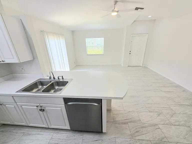 569 E Ridge Cir N — Photo 17