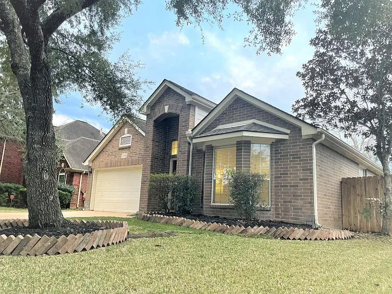 214 Darby Trails Dr — Photo 2