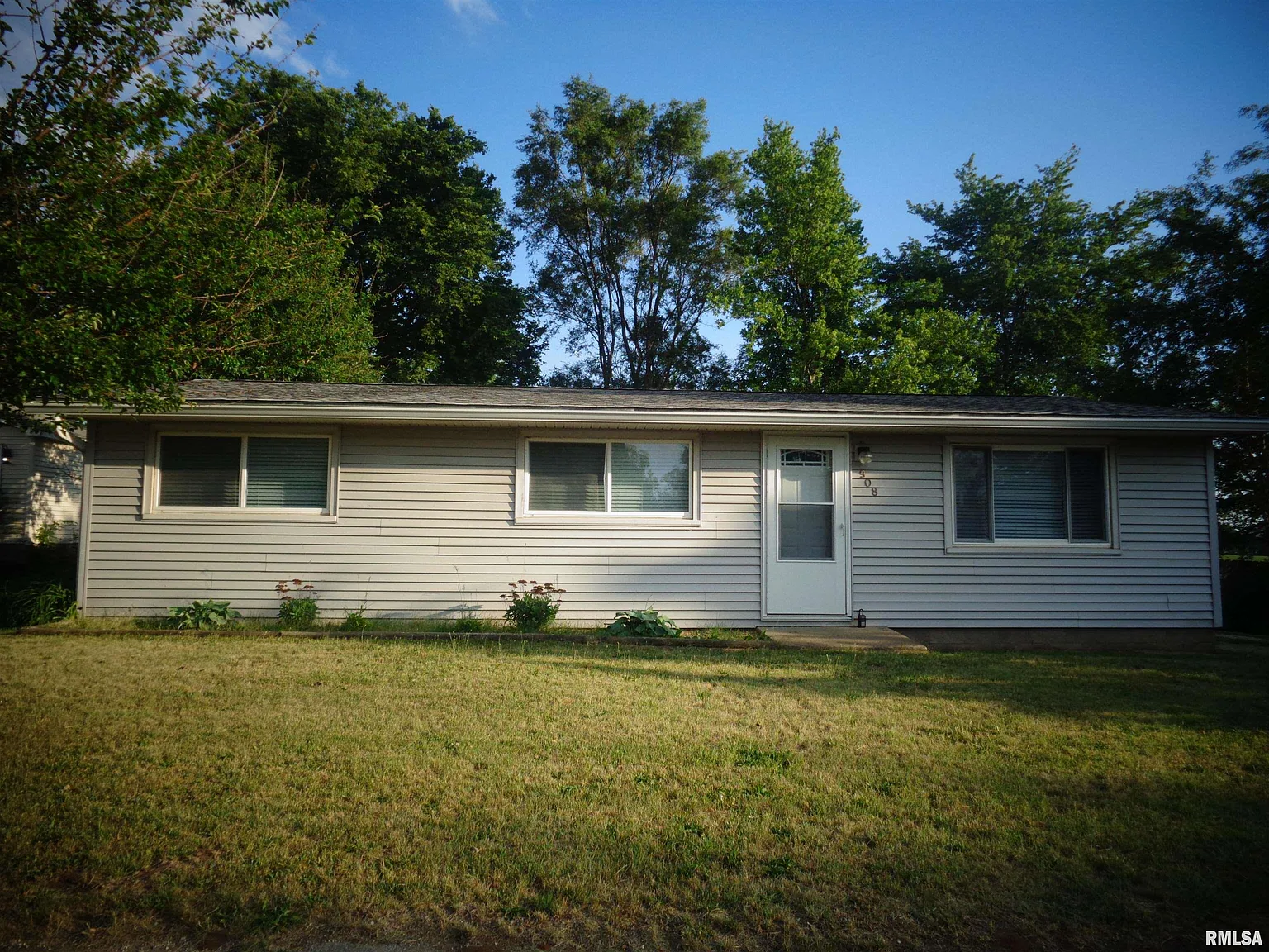 908 James St photo 1