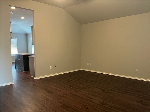 3rd image of 805 Azalea Ct