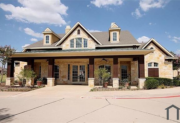 3rd image of 808 Chatsworth Dr