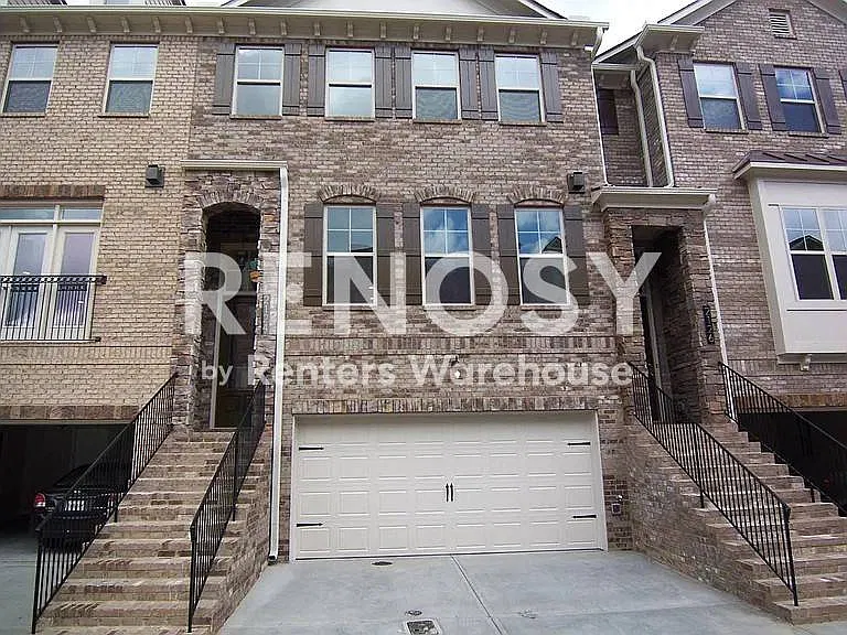 Beautiful townhome in gated community!! 3 Bed 3 bath on 3 levels in Brookhaven — Photo 1