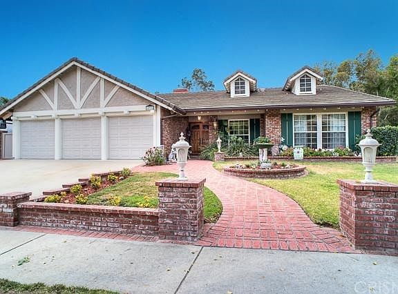 This desirable single story Heritage Estate Home offers handsome curb appeal with used brick hardsca