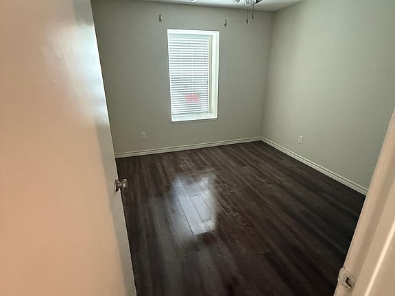 4th image of 324 Shady Valley Dr