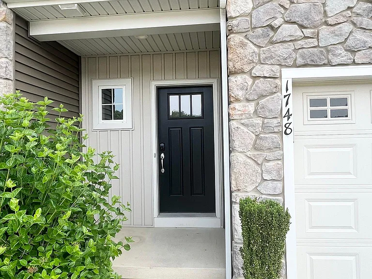 1748 Fairbank Ln — Photo 2