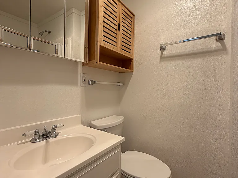 604 1/2 W Crockett St #J — Photo 9