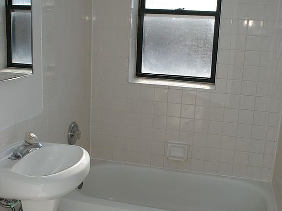 5th image of 542 N Pine Ave APT 305