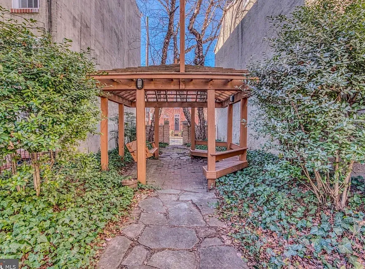 3 bed, 2000 sqft, $3,200 — Photo 3
